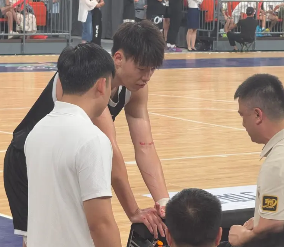 开云体育-广东险胜美国球队！4人上双，张昊统治攻守，张文逸26分险成卧底